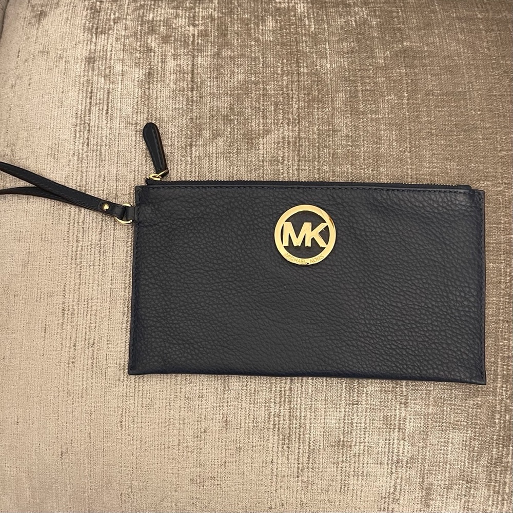 MICHAEL KORS NAVY WRISTLET